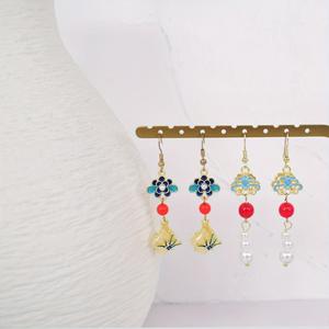 Soporte compacto para exhibir pendientes con barras de varios niveles, ranuras seguras, base estable que ahorra espacio para un almacenamiento de joyas sin enredos - Product Image 2