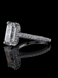Anillo de Compromiso de Diamante Corte Esmeralda Platino con Diamantes Pavé Laterales, Certificado GIA, Joyería Clásica para Mujer - Product Image 5