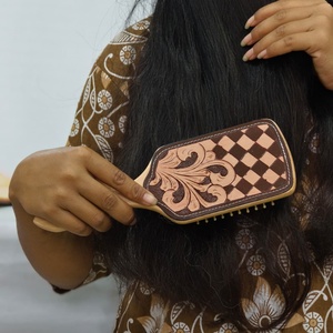 Cepillo para el Cabello de Madera con Incrustaciones de Cuero, Diseño Geométrico y Floral, Accesorio de Estilo Clásico - Product Image 1
