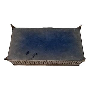 Boîte à mouchoirs en métal ornée classique, forme rectangulaire avec finition antique, parfaite pour les intérieurs élégants de maisons et d'hôtels, en provenance d'Inde - Product Image 4
