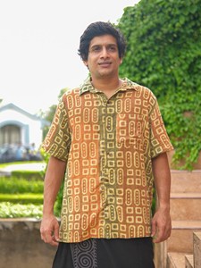 Chemise décontractée pour homme en coton artisanal imprimé Ajrakh, motif géométrique, manches courtes, imprimé traditionnel au bloc, idéale pour l'été - Product Image 1