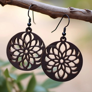 Boucles d'oreilles Kawaii multicolores arc-en-ciel avec détail de perles, bijoux de mode mignons pour les mariages, les fêtes et les cadeaux. - Product Image 5