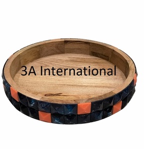 Bandeja Redonda de Madera para Servir, Diseño Decorativo Hecho a Mano con Borde Geométrico, para Hoteles y Restaurantes, 3A International - Product Image 1