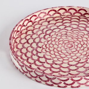 Plateau rond en nacre rouge bordeaux, motif écailles de poisson concentriques, mosaïque de coquillages, avec poignées découpées. - Product Image 4