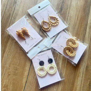 Boucles d'oreilles en bambou naturel faites à la main au Vietnam, bijoux en rotin écologiques, accessoires de mode bohèmes légers - Product Image 1