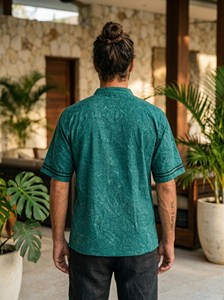 Chemise en coton vert faite à la main pour homme avec col mandarin, style bohème, fermeture boutonnée, haut à manches courtes - Product Image 2