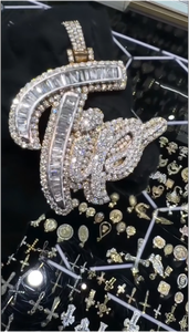 สร้อยคอจี้เพชรโมอิสซาไนต์แบบฮิปฮอป ตัวอักษรโลโก้แบบกำหนดเอง ตัวอักษรแฟนซี เงินแท้ 925 เพชรทรงบาแกตต์ VVS จี้ชื่อสำหรับงานปาร์ตี้ - Product Image 4