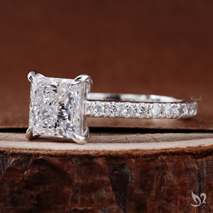 Anillo de compromiso llamativo de oro blanco de 10K con diamante de laboratorio talla princesa de 2 quilates, banda pavé tipo catedral, certificado IGI - Product Image 5