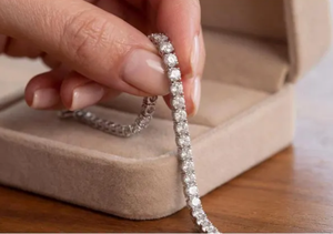 Bracelet de mariage Orelia Luxe en argent avec diamants naturels, coupe ronde, jonc minimaliste, bijoux de luxe 40g pour femme - Product Image 4