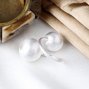 Vente en gros d'anneaux ajustables en argent sterling 925 massif, à double boule, texturés et brossés, bijoux fins, Memoria Jewels - Product Image 3