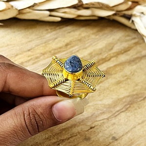 Anillo de lapislázuli de diseño único, anillos góticos de latón con diseño de telaraña para mujer, chapado en oro de 18k, anillo vintage llamativo para venta al por mayor/OEM/ODM - Product Image 4
