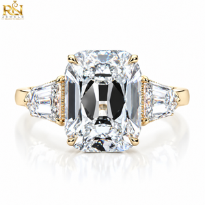 Diamant de laboratoire DEF de type Old Mine Cushion, Or massif 18 carats, 3 pierres |   Bague de mariée de luxe antique avec pierres latérales taillées en escalon et pierres précieuses fines - Product Image 1
