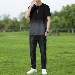 T-shirt à manches courtes pour homme, couleur dégradée, col rond, coupe classique, tricoté avec logo au bas du bas du tissu - Product Image 4