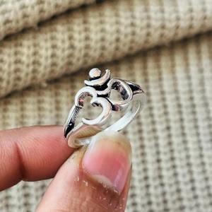 Bague Bohème Om en Laiton Plaqué Argent, Symbole Religieux Hindou, pour Homme, Certifiée par un tiers, Œil d'Argent, Vente en Gros - Product Image 4