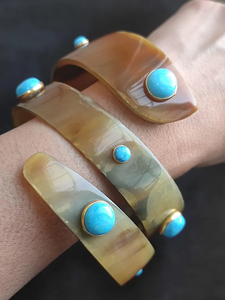 Brazalete Ecológico Hecho a Mano con Cuerno de Búfalo en Espiral, Turquesa y Piedras de Ojo de Tigre para Bodas, Perfecto para Empresas - Product Image 2