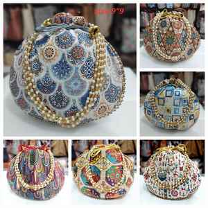 Bolsas de Seda Premium con Diseño de Tejido Dorado y Asa con Cuentas de Perlas, Bolsas Étnicas para Recuerdos de Boda - Product Image 5