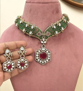 Ensemble collier et boucles d'oreilles en or plaqué laiton de haute qualité avec moissanite Polki, idéal pour les femmes, pour les fiançailles, les mariages, les anniversaires, les fêtes - Product Image 4
