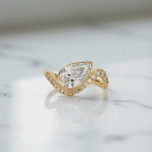 Anillo de Diamante Cultivado en Laboratorio con Corte de Pera en Oro Amarillo con Diamantes Laterales, Elegante Anillo de Compromiso, Regalo Nupcial de Lujo para Mujer - Product Image 4