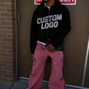 Sudadera con capucha y cremallera extragrande para hombre, con logo de diamantes de imitación personalizado en la parte delantera, estilo streetwear, y pantalones cargo rosas a juego. - Product Image 1