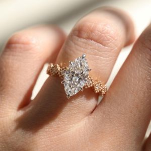 Bague de fiançailles en moissanite taille marquise 1,5 carat, bague vintage à motif floral bulle, bague de mariage en or bicolore avec grappe de fleurs - Product Image 6