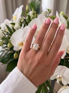 SATVIK RATNA Bague de Mariage Solitaire de Luxe en Or 14K avec Diamant de Laboratoire Certifié IGI Taille Émeraude 2,5 Carats et Bande Large Type Cigare - Product Image 6