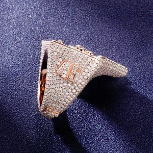 Bague hip-hop personnalisée avec lettres gravées, sertie de diamants baguette et ronds, plaquée or rose sur argent sterling 925. - Product Image 3