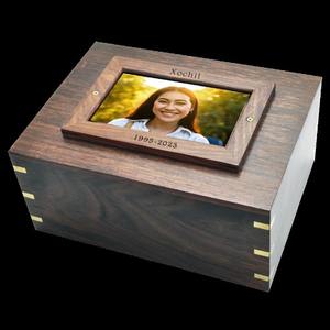 Urna de madera XL perfecta para guardar cenizas de adultos, con marco para fotos, para recuerdos y memoriales. - Product Image 1