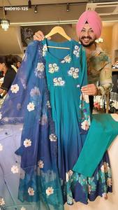 Nouvelle variété de Kurti-Anarkali en organza à rayures colorées avec imprimé floral et broderies, entièrement évasé, avec pantalon et dupatta, mode féminine - Product Image 3
