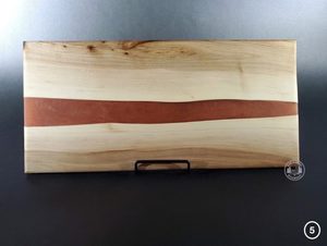 Planche de service artisanale moderne en bois d'acacia et résine époxy, durable, faite à la main, pour charcuterie, fromages et pains - Product Image 3