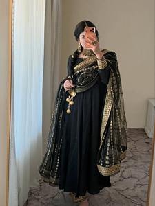 Elegante Vestido Largo Maxi Afgano Kuchi con Falda Acampanada Hasta el Suelo, Bordado Ornamentado en el Cuello y Estilo Tradicional - Product Image 3