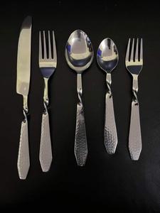 Ensemble de couverts de luxe en acier inoxydable martelé avec manche torsadé |   Ensemble de couverts 5 pièces forgés à la main, poli miroir, pour hôtel et maison - Product Image 1