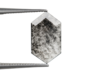 เพชรทรงหกเหลี่ยม OM GEMS น้ำหนัก 1.00 กะรัต เจียระไนแบบเกลือพริกไทย ฝังด้วยเลเซอร์ เพชรเลี้ยงในห้องปฏิบัติการ เพชรเกลือพริกไทยแบบสั่งทำพิเศษ - Product Image 1