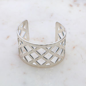 Bracelet manchette en laiton plaqué argent pour femme - Jonc géométrique ajouré à motif treillis - Bracelet large à motif grille - Product Image 5