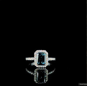 Anillo clásico con halo de diamantes de corte esmeralda – Joyería de lujo con diamantes brillantes para mujer - Product Image 1