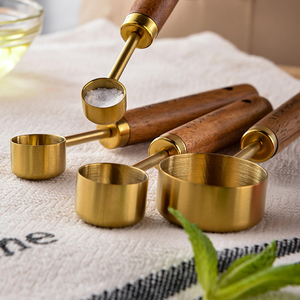 Ensemble de 4 cuillères doseuses en laiton doré avec anneau, design personnalisé, ensemble de tasses et cuillères imbriquées avec manches en bois - Product Image 1