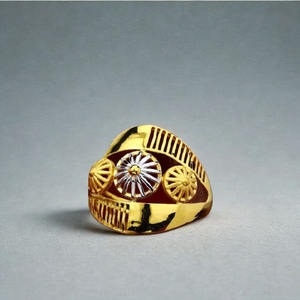 Anillo de Chakra Chapado en Oro Ornamentado para Mujer |   Joyería de Diseño con Motivo de Rueda de Dos Tonos |   Diseño Indio de Lujo - Product Image 4