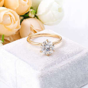 Anillo de Compromiso de Oro Amarillo de 14K con Corte Brillante Redondo de 2.00 CT, Certificado IGI, Anillo de Novia Sostenible de Alta Calidad al por Mayor - Product Image 2