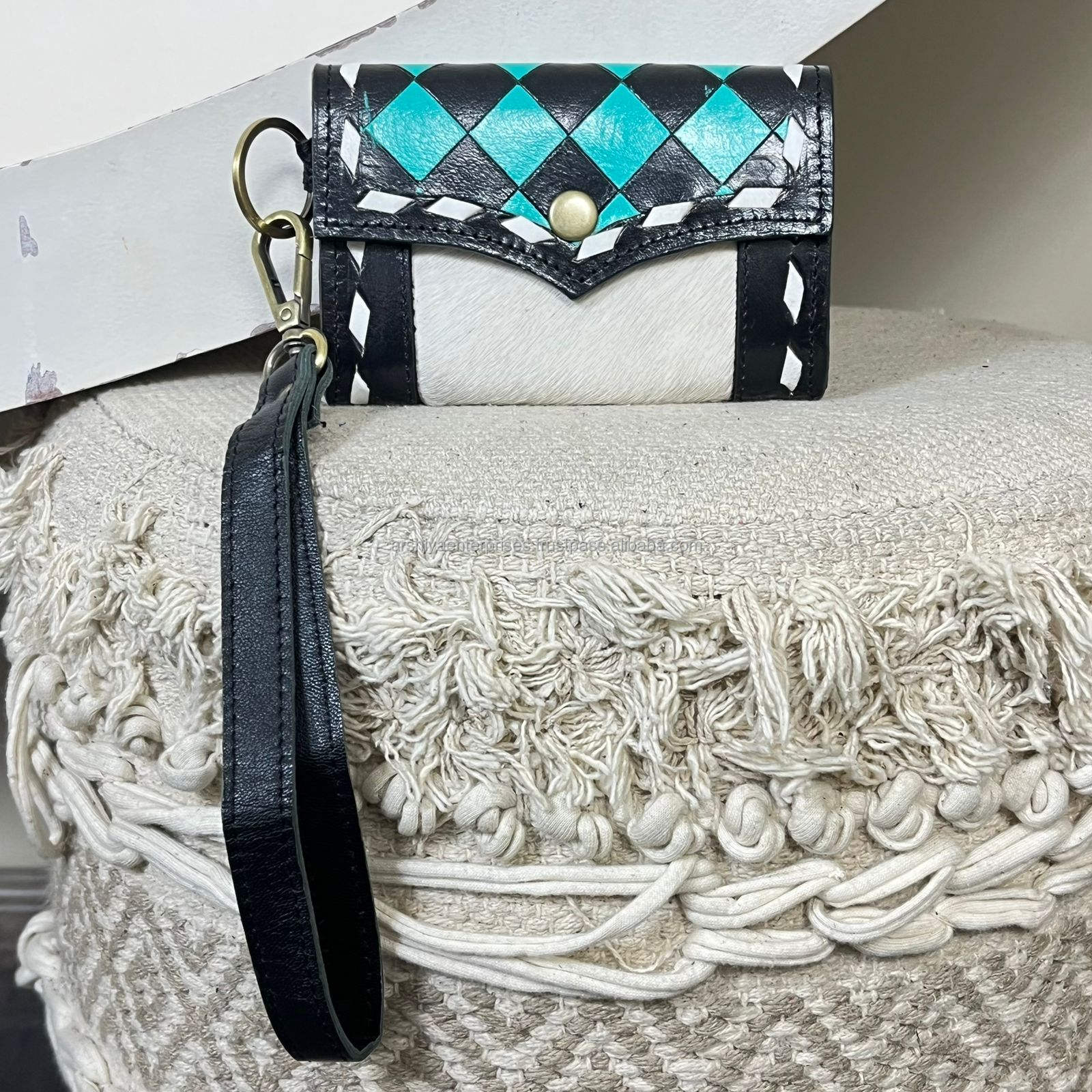 ลายตารางสีเทอร์ควอยซ์และดำ