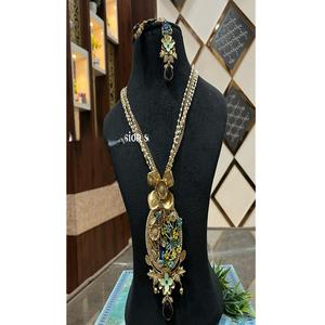 Ensemble collier et boucles d'oreilles élégants de qualité supérieure en laiton plaqué or avec cristaux et strass faits à la main pour fiançailles, mariage et fêtes - Product Image 1