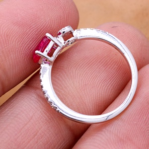 Bague en or blanc massif 18 carats avec rubis naturels ovales et diamants en grappe pavée, style East West, pour femme, bijoux fins, Memoria Jewels - Product Image 6