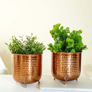 Vase de table en cuivre fait main 16 cm, design rustique avec pieds en forme de feuille, pot pour plantes - Product Image 5