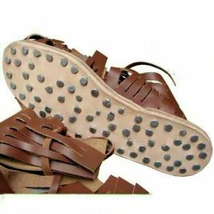 Sandales de gladiateur romaines en cuir véritable faites à la main, style grec, à lacets, chaussures durables avec semelle à clous pour Halloween et Noël - Product Image 2