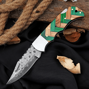 Cuchillo de Acero al Carbono Artesanal con Patrón, Mango de Madera, Orientación Ajustable, Funda de Cuero, Acabado Pulido, Utilidad para Exteriores - Product Image 2