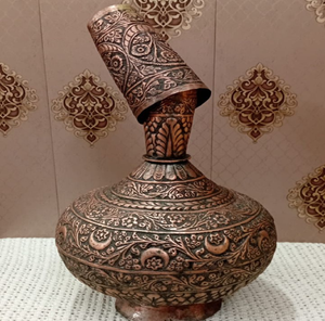 Magnifique surahi en cuivre orné d'un évier incurvé et de six petites tasses incrustées de pierres ambrées, à prix de gros. - Product Image 2