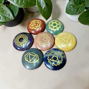 Disques en agate gravés 7 chakras, pierres précieuses polies et roulées pour la méditation, le Reiki et la décoration intérieure - Product Image 1