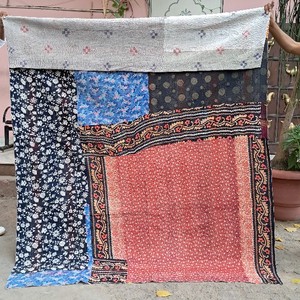 Manta Boho Reversible Hecha a Mano con Borde Ajrakh Vintage, Patchwork Kantha, Panel de Seda Floral Rojo y Margaritas Azul Marino, y Sari Reciclado - Product Image 1