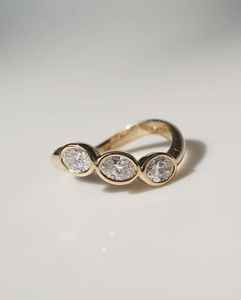 แหวนเพชรทรงรีสามเม็ด ดีไซน์หรูหราสำหรับผู้หญิง ทองคำแท้ 14k แหวนหมั้นสุดหรู สำหรับเป็นของขวัญแทนคำมั่นสัญญา - Product Image 2