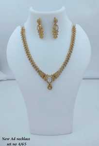 Conjunto de Collar y Pendientes de Perlas Geométricas Plateados de la Colección Fancy, Joyería de Boda para Mujer, Estilo Clásico con Pedrería de Alta Calidad - Product Image 1