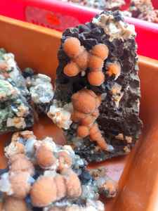 Belle boule naturelle de thomsonite rouge avec un lot de minéraux de stilbite - Product Image 2