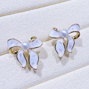 Pendientes de Perlas de Concha Esmaltada Versátiles de Estilo Nuevo Inspirado en Ins de Zhuji Danshui 2025, Venta al por Mayor - Product Image 1